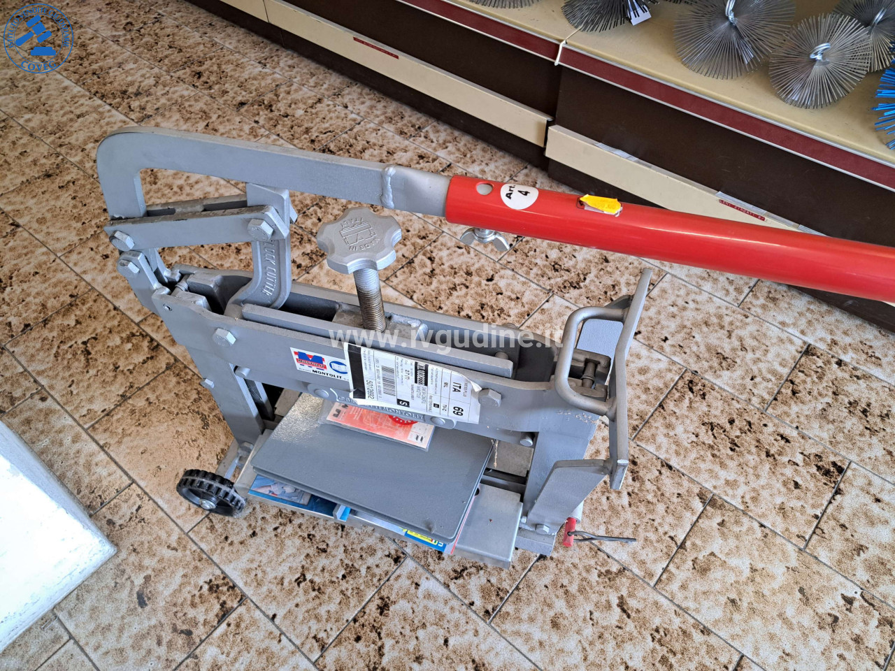 Foto 2 — (Lotto n.99) Tranciablocchi Montolit — identificato come Montolit BLOCKUT (tranciablocchi manuale universale, taglio 33 cm / spessore fino a 11 cm)