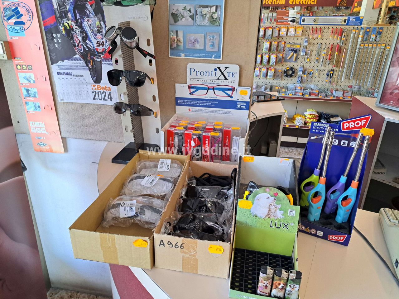 (Lotto n.202) Espositore ferramenta: 8 coltelli Opinel, 5 flessometri Stanley, 2 cutter, 4 accendigas PROF, 3 accendini LUX, 9 occhiali lettura, 10 occhiali protettivi (NOS)