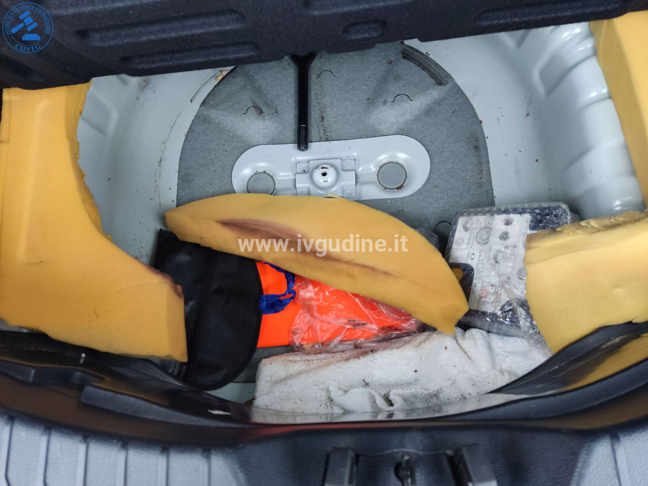 Foto 16 — Autoveicolo SSANGYONG TIVOLI targato FD96***, anno di immatricolazione 2016, cc 1.597, kW 84,60 (115 CV), alimentato a gasolio, km rilevati 87.806, provvisto dei documenti di circo…