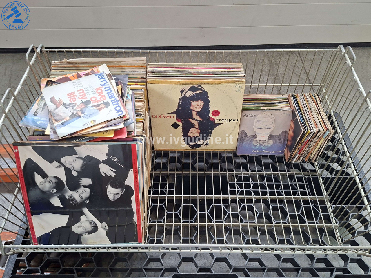 (Lotto n.4) N.120 dischi 33 giri, n.125 dischi 45 giri vari artisti italiani ed internazionali anni 70/80, ed un giradischi Technics SL-DL1 vintage