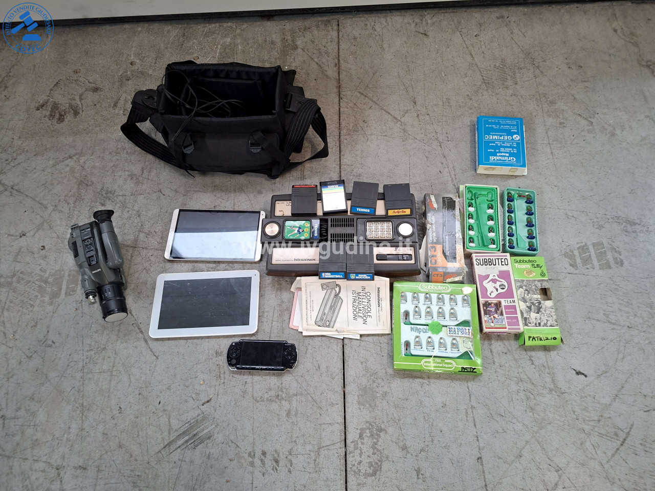 (Lotto n.7) Consolle vintage Intellivision (Mattel mod. originale woodgrain) con alcuni giochi e manuali, una PSP slim priva di accessori, n.2 tablet obsoleti, una telecamera Philips VKR6847 VHS-C vintage con borsa, n.3 confezioni Subbuteo (Napoli P100 anni '80, Fiorentina, Camerun 1990)