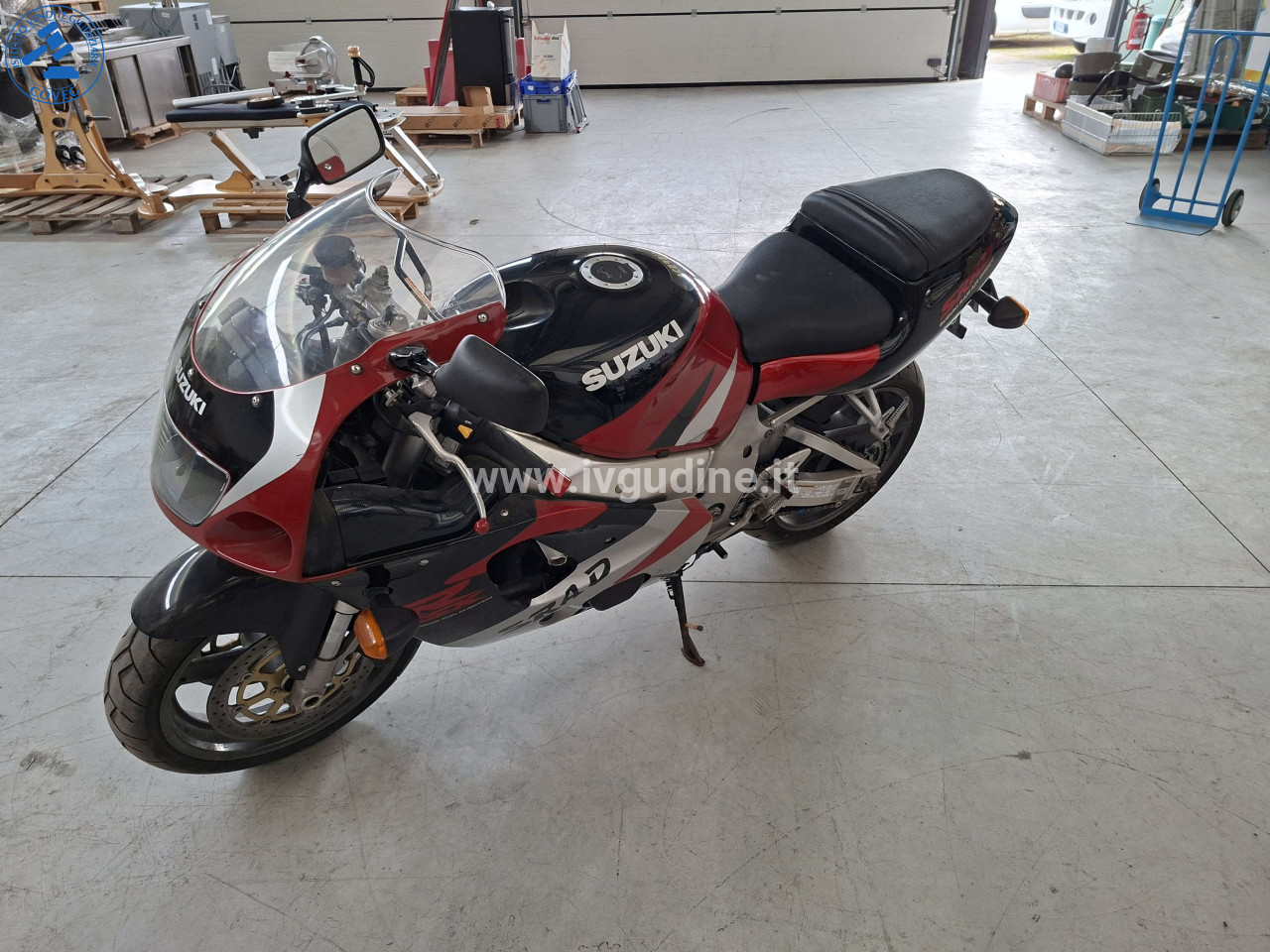Foto 2 — (Lotto n.11) Motociclo Suzuki GSX-R 750 SRAD 1998, 749cc 99kW, con documenti di circolazione + 2 chiavi + codino monoposto + casco AGV