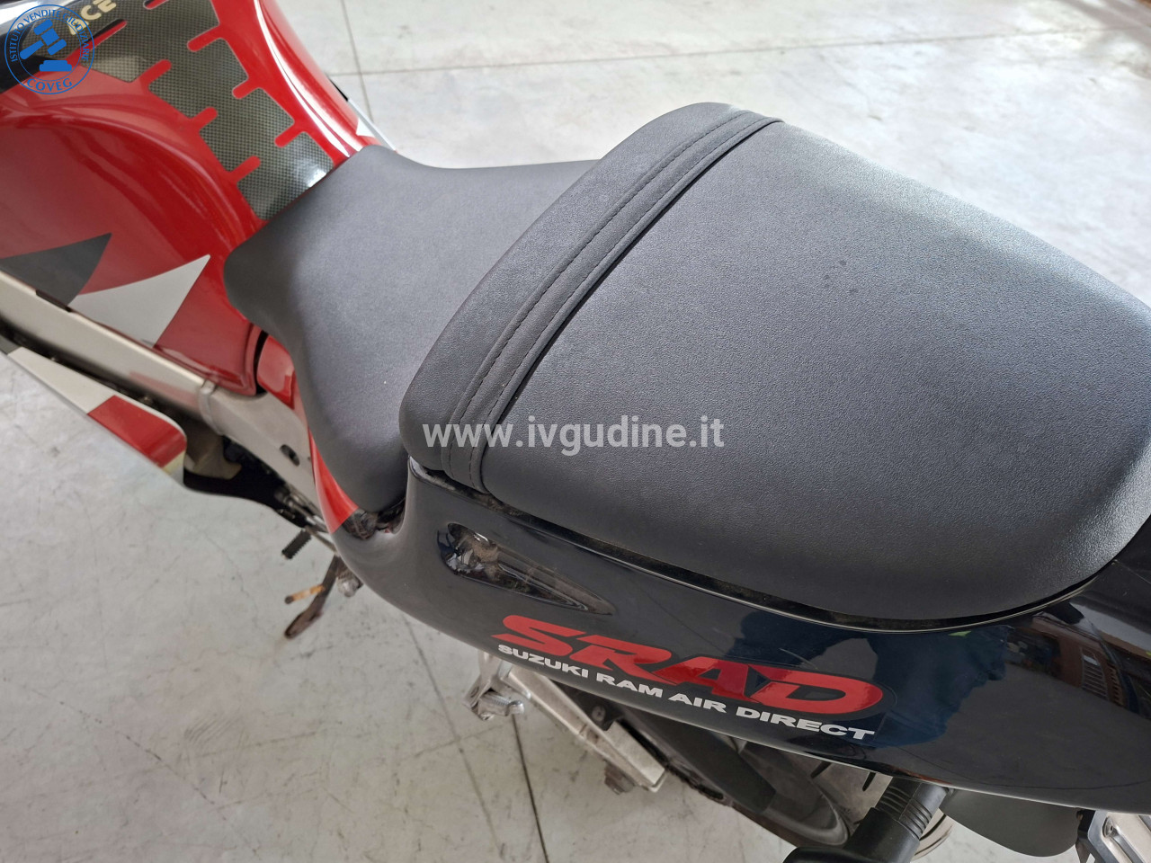 Foto 7 — (Lotto n.11) Motociclo Suzuki GSX-R 750 SRAD 1998, 749cc 99kW, con documenti di circolazione + 2 chiavi + codino monoposto + casco AGV