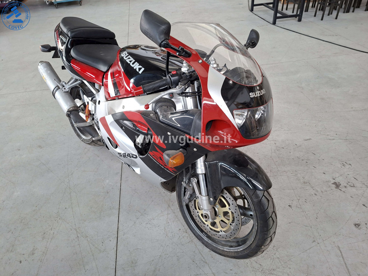 (Lotto n.11) Motociclo Suzuki GSX-R 750 SRAD 1998, 749cc 99kW, con documenti di circolazione + 2 chiavi + codino monoposto + casco AGV
