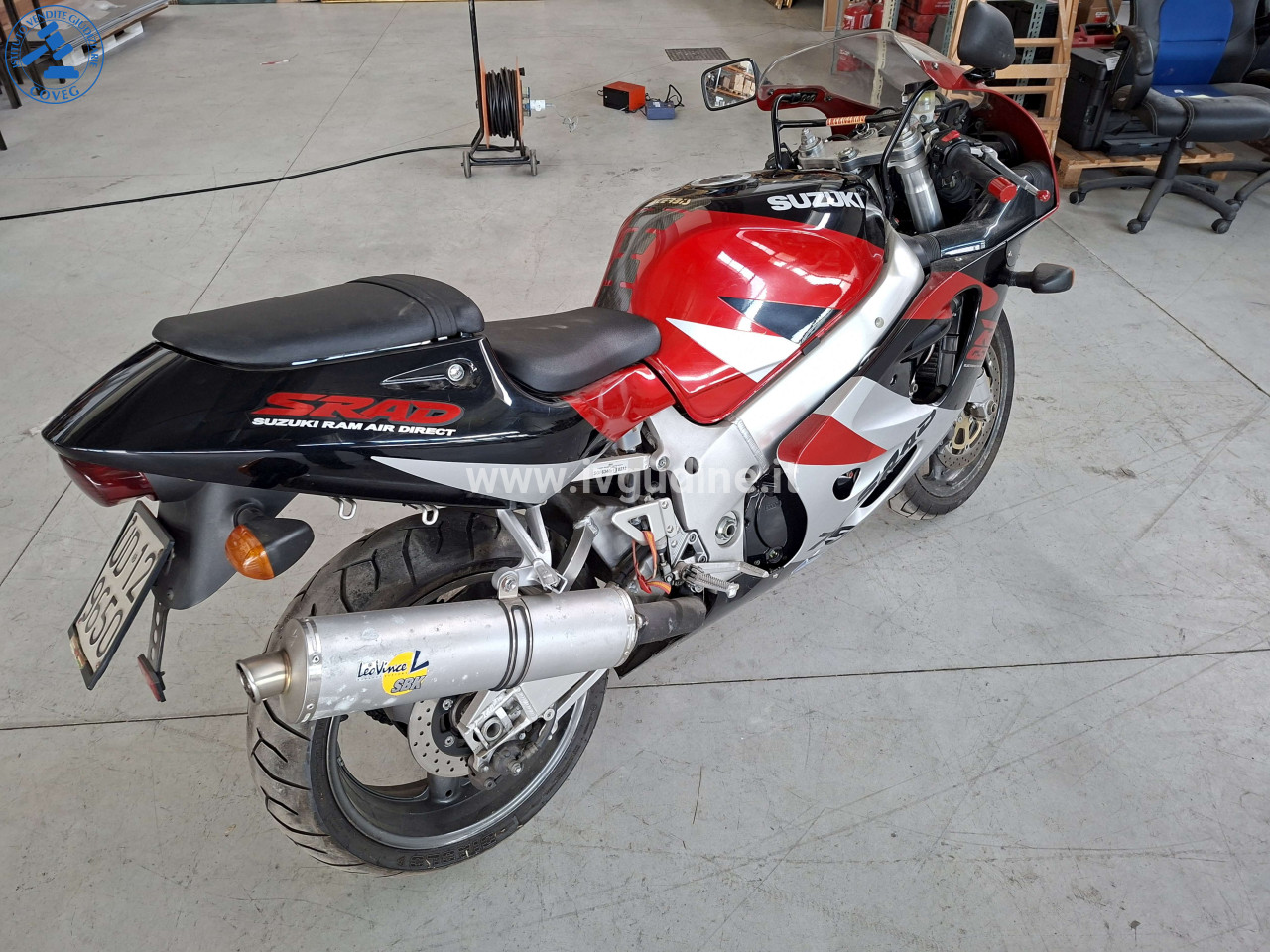Foto 3 — (Lotto n.11) Motociclo Suzuki GSX-R 750 SRAD 1998, 749cc 99kW, con documenti di circolazione + 2 chiavi + codino monoposto + casco AGV